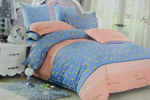 Ткань для постельного белья, бананы, розово-голубой фон | Textile Plaza