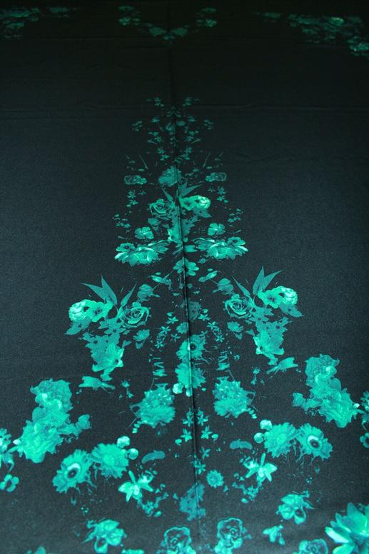 Шелк McQueen голубой цветочный принт на черном фоне (купон) | Textile Plaza