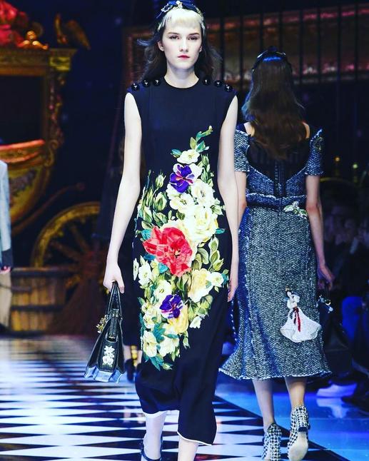 Шелк с эластаном Dolce&Gabbana яркий цветочный принт на черном фоне (купон) | Textile Plaza