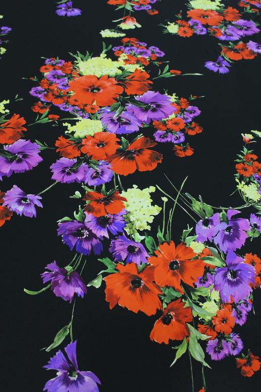 Шовк з еластаном Dolce & Gabbana принт яскраві квіти на чорному фоні | Textile Plaza