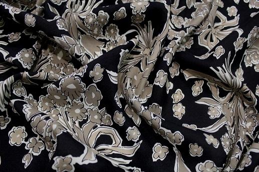 Шелк VALENTINO серо-бежевый цветочный принт на черном фоне  | Textile Plaza