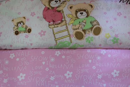 Тканина для дитячої постільної білизни, ведмедики, рожеві написи | Textile Plaza