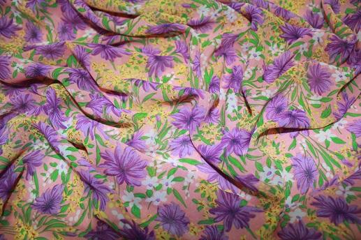 Креп-шифон фиолетовые цветы на коралловом | Textile Plaza