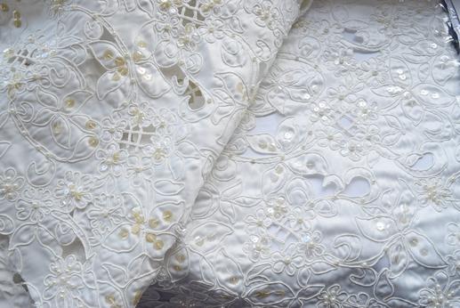 Атлас вышивка паетки бусинки 5 белый | Textile Plaza
