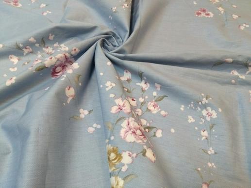 Сатин для постельного белья, нежно-розовые цветы на синем фоне | Textile Plaza