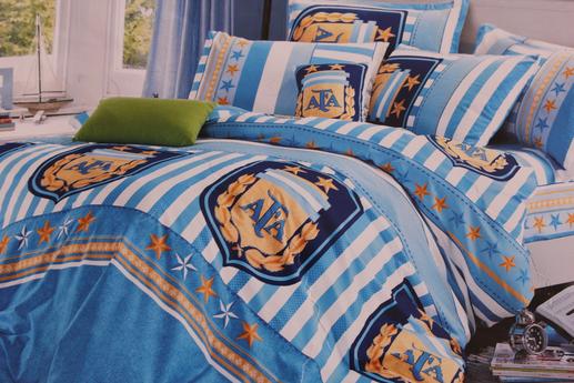Сатин для постельного белья, принт эмблемы, бело-голубая гамма | Textile Plaza