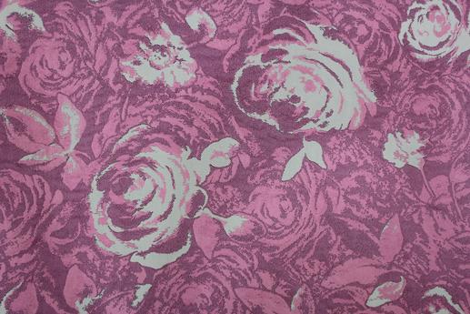 Жаккард Италия принт бежевые цветы на розово-фиолетовом фоне | Textile Plaza